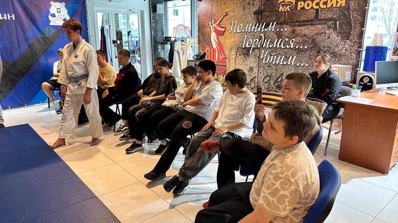Сегодня в рамках партийного проекта Единой России «Детский спорт» состоялся спортивный мастер-класс    В Штабе общественной поддержки мероприятие "Zа самбо" для учеников СОШ №1 провел Иван Кардаш, депутат Городской Думы, президент Федерации дзюдо и боевого самбо Сахалинской области.   Школьники познакомились с основами дзюдо и самбо, историей спорта и даже отработали базовые приемы    «Такие мероприятия не только популяризируют здоровый образ жизни, но и помогают детям найти увлечение, которое может перерасти в серьезное занятие спортом.»  - отметил Иван Кардаш.      Партийный проект «Детский спорт» продолжает работу по развитию массового спорта и организации досуга подрастающего поколения в регионе.    #ЕдинаяРоссия #ДетскийСпорт #Сахалин #Самбо #Дзюдо