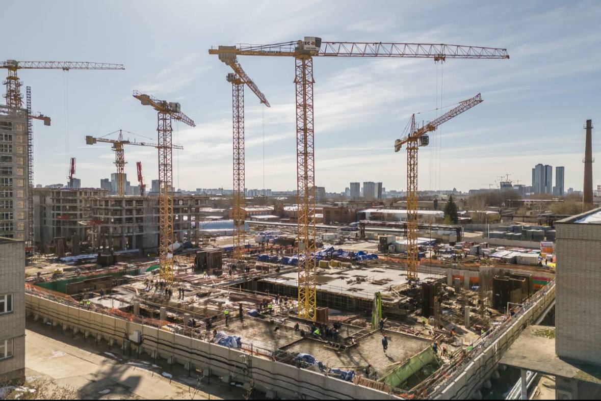В Москве приостановлено строительство ЖК Cityzen от MR Group из-за тоннеля метро Вчера коллеги писали о том, что планируется закрытие участка Таганско-Краснопресненской линии от станции «Октябрьское поле» до станции «Планерная» из-за повреждения тюбингов во время строительства ЖК. В Мосгосстройнадзоре сообщили, что занимаются обследованием тоннелей на участке Таганско-Краснопресненской линии метро и на это время приостановили стройку MR Group до получения результатов исследования. Сдача Cityzen намечена на III кв. 2027 года.