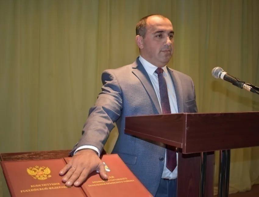 Похоже пора тег вводить Наш дорогой ЮФО По сообщениям СМИ 22 декабря силовики задержали главу Крымска Яниса Будагова Мэру Крымска вменяют в вину незаконное распоряжение участком стоимостью 120 млн руб По информации правоохранительных органов господин Будагов действовал совместно с экс главой Крымского района Сергеем Лесем Сергей Лесь был задержан 11 октября текущего года при попытке скрыться от следствия В его автомобиле обнаружили 100 млн руб и около 10 кг золота в слитках Главе Крымского района предъявлено обвинение в злоупотреблении полномочиями повлекшем тяжкие последствия ч 3 ст 285 УК РФ Одновременно с расследованием уголовного дела Геленджикский городской суд рассматривал иск прокуратуры к Сергею Лесю его родственникам и знакомым об обращении имущества в доход государства