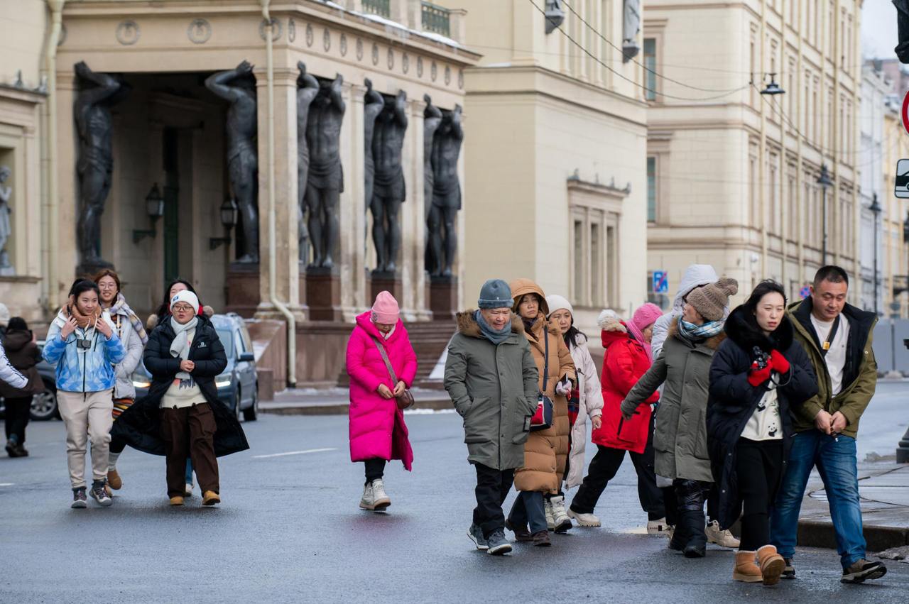 Заработки Петербурга на новогоднем турпотоке выросли на 6 млрд рублей  В новогодние каникулы Петербург посетили 1,2 млн туристов. По сравнению с прошлым годом турпоток в праздничный период вырос на 14%. Такие данные приводят в Смольном. Как отмечают в городской администрации, в отдельные дни загрузка отелей была почти максимальной.  Всего за новогоднем турпотоке город заработал 32 млрд рублей, превысив прошлогодний доход на 6 млрд, добавляют в городском правительстве.  Фото: соцсети