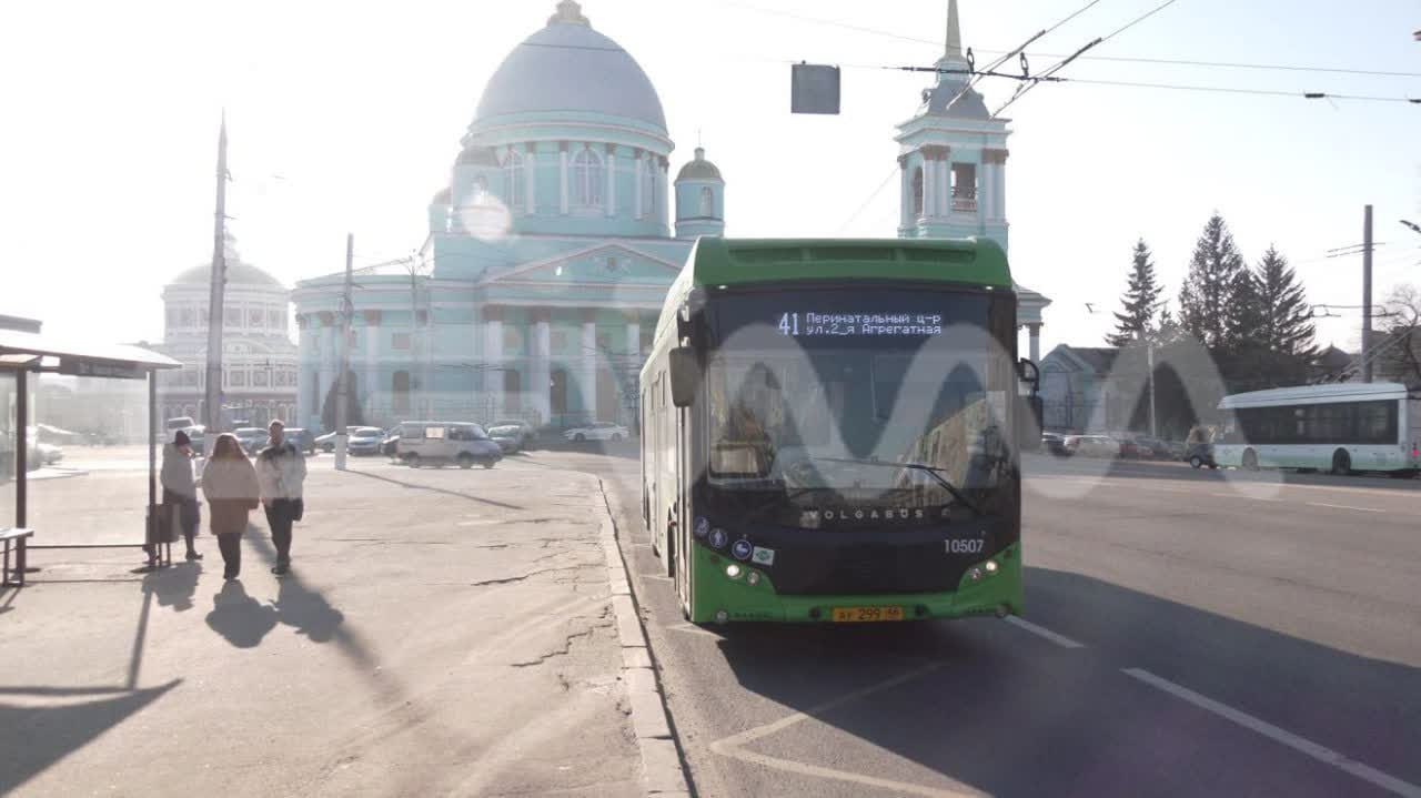 В Курске переобучают водителей общественного транспорта   На прошлой неделе на линию в Курске выходило 96% транспорта от запланированного. Главная причина снижения выхода на линию - недостаток водителей.   Сейчас в Курске идет переподготовка водителей категорий В и С на категорию D. Переподготовку проходят 3 группы в количестве 25 человек. Оплачивает обучение перевозчик. Срок окончания - февраль.   - Приглашаем вас на работу, Минтранс региона готов дать разъяснения. В случае желания готовы устроить на работу при наличии определенных требований, - обратился к курянам врио первого замгубернатора - председателя правительства региона Алексей Дедов.  Сейм   Курская область