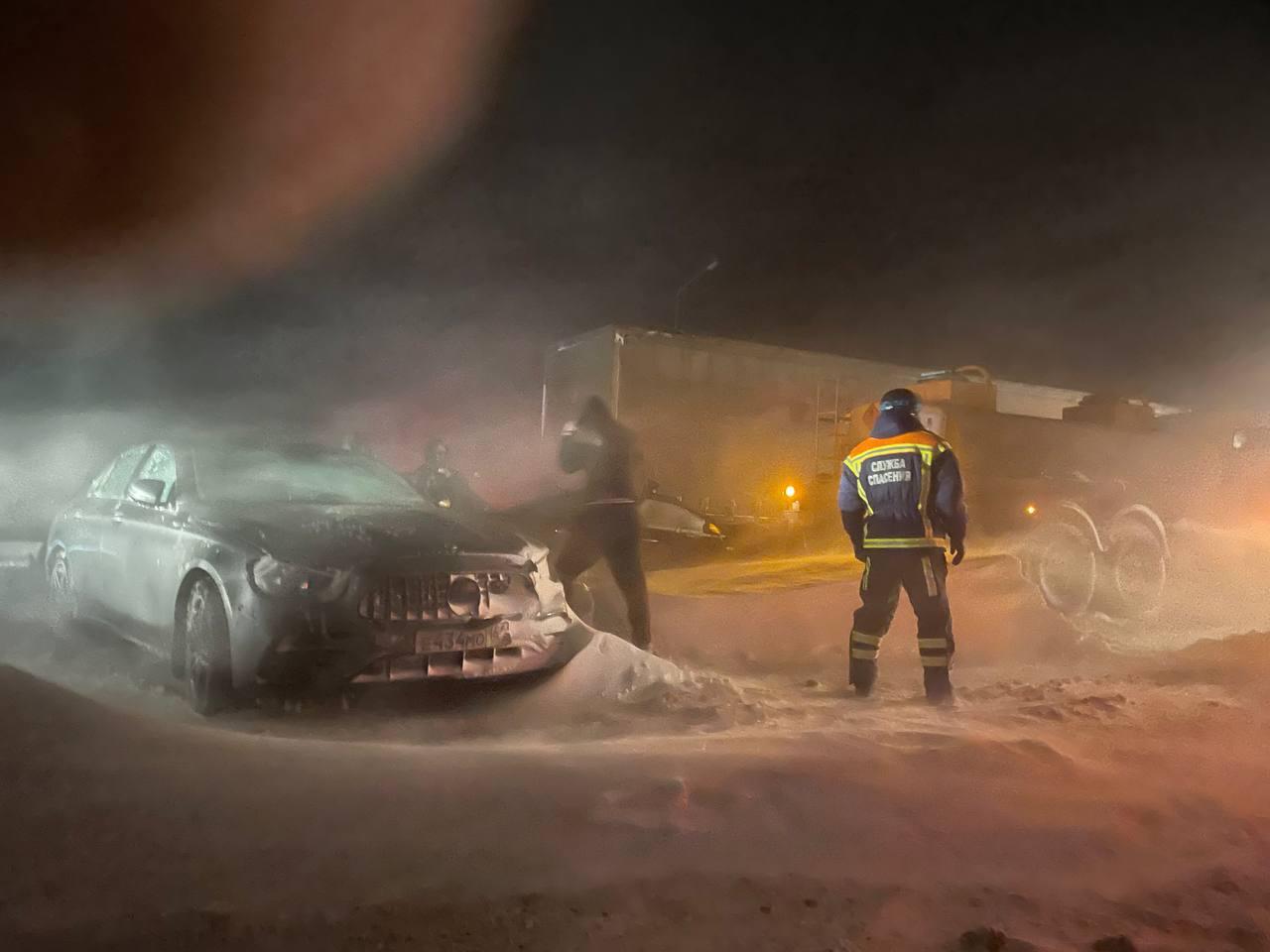 Второй день ограничено движение на шести федеральных автотрассах в Саратовской области сообщает губернатор Роман Бусаргин В связи со снежными заносами и ДТП ограничения остаются на участках 6 федеральных трасс в Ершовском Энгельсском Советском Хвалынском и Пугачевском районах написал он в своем телеграм канале Кроме того по словам Бусаргина в результате сильных порывов ветра и падения деревьев повреждены линии электропередачи в 205 населенных пунктах Есть повреждения 33 участков газовых труб Фото телеграм канал Романа Бусаргина interfaxonline