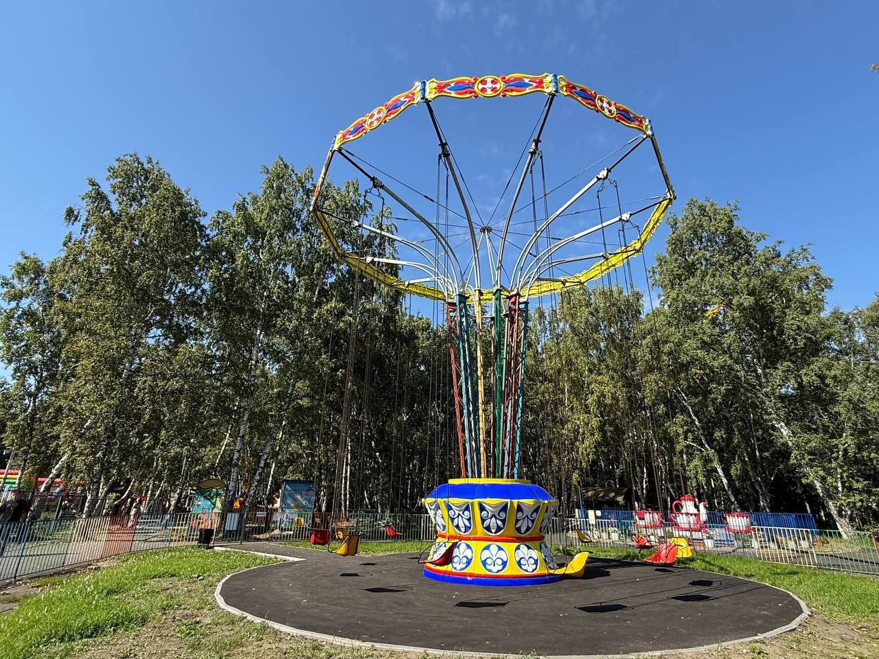 В городских парках изменится график работы аттракционов С 23 сентября прокатиться на каруселях в парке им 30 летия ВЛКСМ и Советском можно будет с ежедневно с 12 00 до 20 00 Это связано с изменением погодных условий Уточнить информацию о работе аттракционов можно также по телефону 8 962 031 40 19 Фото omsk putevoditel