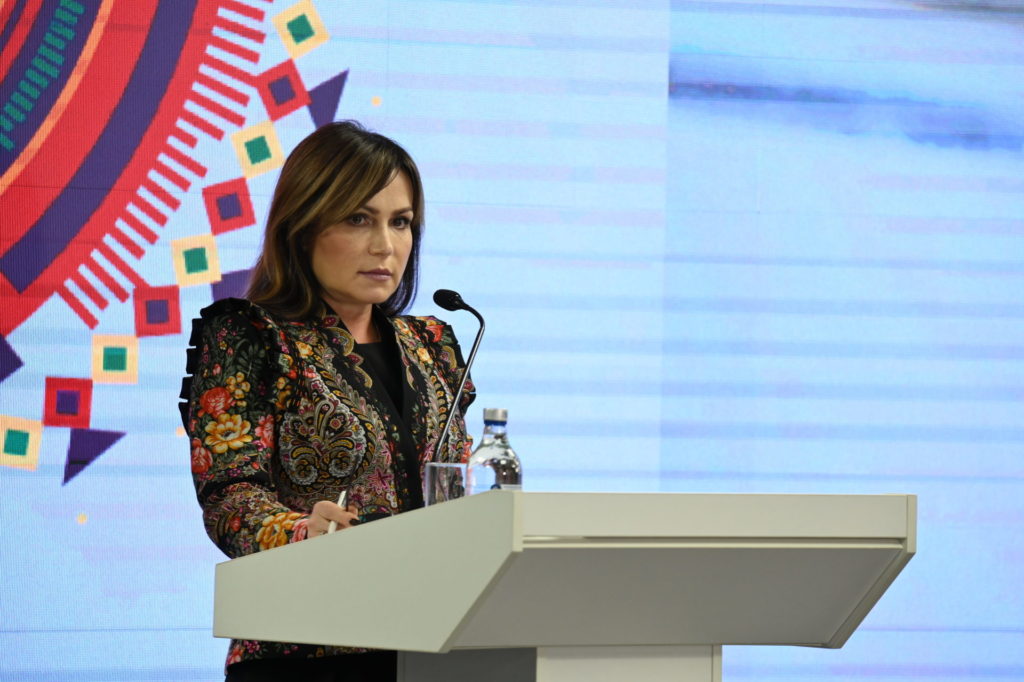Юлия Швакова: Рост производительности имеет большое значение для укрепления экономики  Заместитель председателя правительства Рязанской области Юлия Швакова приняла приняла участие в стратегической сессии «Производительность труда. От стратегии к действиям», организованной Министерством экономического развития РФ в мастерской управления «Сенеж».  «Вместе с руководителями и представителями управленческих команд других регионов обсудили текущую ситуацию в сфере повышения эффективности производства и работы учреждений социальной сферы, практические шаги по достижению целей, поставленных Президентом на ближайшие шесть лет», – написала Юлия Швакова у себя в соцсетях.  На сессии выступили первый заместитель Руководителя Администрации Президента РФ Сергей Кириенко и министр экономического развития РФ Максим Решетников, которые обозначили, как будет выстроена работа по повышению производительности труда в стране на новом этапе.  С 2019 года участниками нацпроекта «Производительность труда» стали более 6,5 ты...