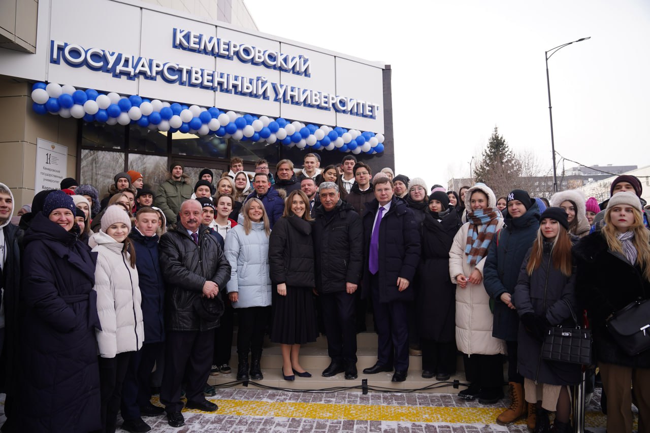 Современный учебный комплекс с общежитием открыли в КемГУ  Он включает в себя учебный корпус на 160 студентов и два блока общежитий, рассчитанных на 410 мест. В новом комплексе обучаются студенты факультета физкультуры и спорта: для них оборудованы гимнастический зал и многофункциональные спортивные площадки.   Предусмотрены зоны для досуга и коворкинга. Комнаты в общежитиях рассчитаны на 2-3 человека, они оснащены всем необходимым для комфортного проживания.  В открытии нового учебного комплекса приняла участие замглавы Минобрнауки России Ольга Петрова.  «Сегодня мы создаем условия для развития потенциала ребят, показываем им, как правильно двигаться и выстраивать траектории развития, воспитания патриотичной и социально ответственной личности. Реализация таких проектов, как новый учебный корпус с общежитием в Кузбассе — наглядная демонстрация, что молодежь значима для региона», — отметила Ольга Петрова.  Масштабная реконструкция была произведена в рамках национальных проектов России.   Читать подробно