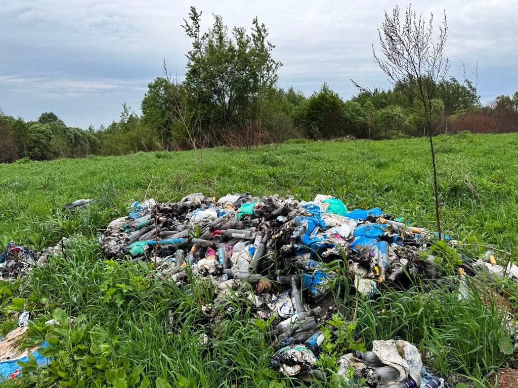 В Великолукском районе выявлена свалка бытовых и строительных отходов Сотрудник Россельхознадзора провел выездное обследование земельного участка сельскохозяйственного назначения, расположенного в Лычевской волости. Установлено, что за участком никто не следит, он зарос травой и кустарником. Также обнаружены точечные свалки твердых бытовых отходов: сгоревшие автопокрышки, шифер, строительные и пластиковые пакеты, стеклянные бутылки и банки, одежда и прочее. Материалы выездного обследования для принятия мер реагирования направлены в прокуратуру Псковской области.