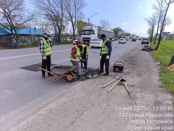 На улице Некрасова в Уссурийске проводят ямочный ремонт Работы начались на участке в районе 5 километра, подрядчики восстанавливают покрытие Читать подробнее на сайте...