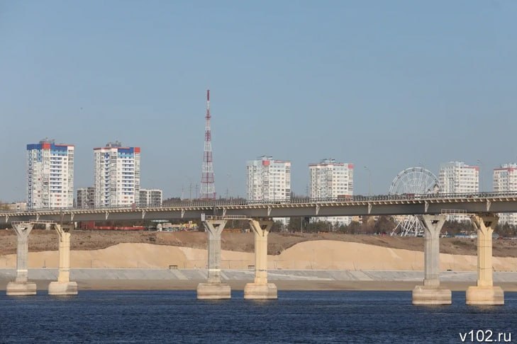 В Волгограде ищут упавшего с моста в Волгу мужчину  В Волгограде специалисты организовали поисковую операцию в акватории Волги. Как сообщает ИА «Высота 102» со ссылкой на экстренные службы, 18 марта с моста, соединяющего региональную столицу со Среднеахтубинским районом, упал молодой человек.  Отметим, чп случилось поздним вечером. Причины произошедшего с 25-летнем волгоградцем предстоит выяснить правоохранительным органам.