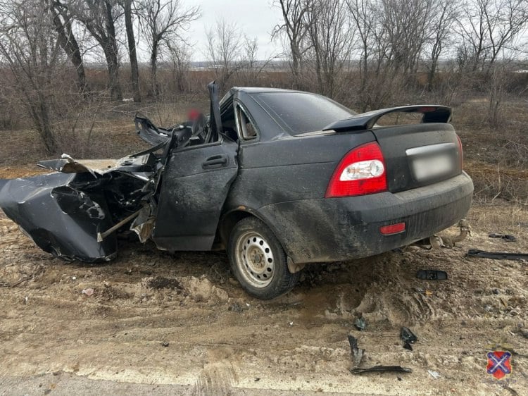 На трассе под Волгоградом «КамАЗ» снес «полприоры»: водитель не выжил  Жуткое ДТП произошло сегодня, 12 февраля, в 12.30 часов на загородной трассе в Городищенском районе. Как сообщили Волжский.ру в пресс-службе ГУ МВД по региону, на 54 км автодороги «Качалино – Вертячий – Гумрак» столкнулись «КамАЗ» и «Лада Приора». В результате сильного удара у легковушки снесло полкорпуса спереди, а сама она съехала с дороги. В результате столкновения водитель «Приоры» погиб на месте до приезда «скорой». На месте аварии работают экипажи ДПС и оперативно-следственная группа.   Подробнее на Волжский.ру: