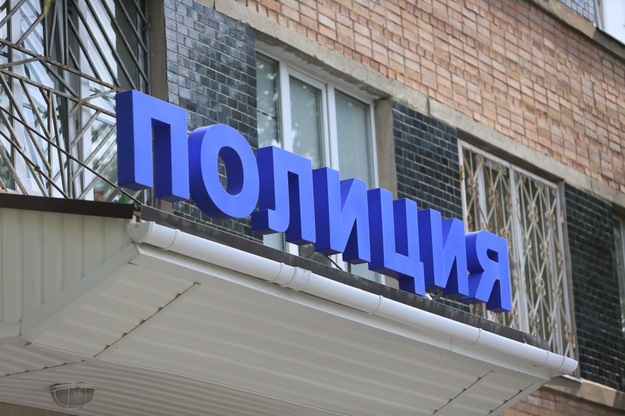 В Луганске начали проверку после того, как в соцсетях и мессенджерах появилось видео с непристойными танцами девушек на крыше автомобиля - По данному факту стражи правопорядка проводят проверку, по итогам которой будет принято решение в рамках действующего законодательства, - говорится в сообщении МВД по Луганской Народной Республике. Видео было снято около одного из заведений Луганска. Во время этих танцев звучит мелодия с нецензурными фразами.
