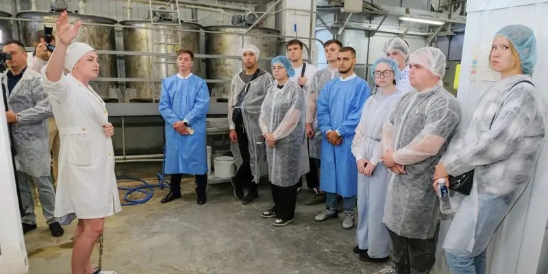 Хабаровский край на неделю откроет заводы и мастерские для туристов С 1 по 7 декабря Хабаровский край вновь откроет свои производственные двери для жителей и гостей региона в рамках IV Недели промышленного туризма Проект позволит увидеть как создаются привычные продукты и услуги а заодно познакомиться с технологическими процессами и рабочими предприятиями Программа включает экскурсии на кондитерскую фабрику завод энергетических установок Комсомольский нефтеперерабатывающий завод горнорудное предприятие а также на телеканал и мультипликационную студию Кроме того участники смогут посетить лесопромышленное предприятие и цех по производству сувениров Для взрослых подготовлена отдельная экскурсия на пивоварню Кроме Хабаровска экскурсии пройдут в Комсомольске на Амуре Амурске и Комсомольском районе В визит центре Амурский утес будут демонстрироваться видеоролики о промышленном туризме края а посетители смогут познакомиться с людьми которые создают продукцию своими руками и узнать истории настоящих мастерских Организатор Туристский информационный центр при поддержке министерства туризма региона хочет не просто показать заводские цеха а сделать промышленный туризм живым и доступным что помогает формировать позитивный имидж края и вдохновляет на новые инициативы Хабаровск