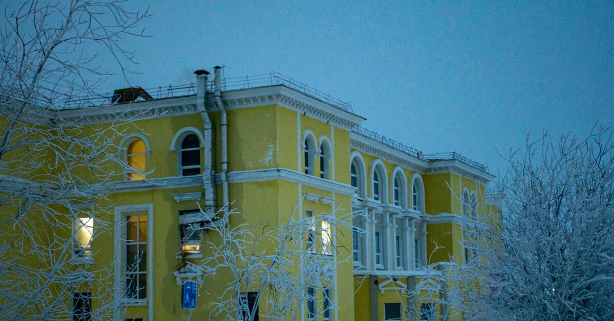 Начался ремонт городской бани Известный прежде как городская баня а сегодня восстановительно оздоровительный центр стадиона Заполярник закрывается на долгожданный ремонт Первым обновят женское моечное отделение и парилки Затем работы пройдут в мужском отделении Также планируется заменить мебель и инженерные коммуникации эти работы должны начаться до конца 2026 года Чтобы баня продолжала работать для женщин с 26 ноября организуют посещение по новому расписанию в мужском зале в отдельные дни Отправить сообщение Наш чат