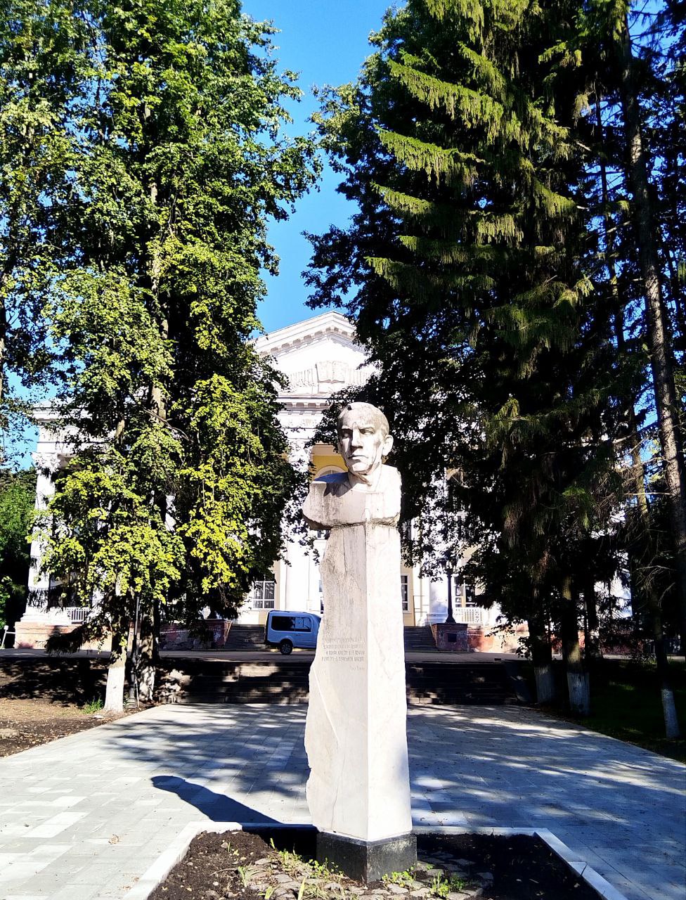 Бунин в Бунинке в областной библиотеке в Орле организуют диалог с писателем В областной публичной библиотеке завтра 21 октября состоится торжественное открытие художественной выставки которую назвали Бунин в Бунинке Диалог с писателем Проект приурочен к 155 летию со дня рождения знаменитого русского писателя и первого русского нобелевского лауреата Экспозиция является совместным проектом главной библиотеки региона и Орловского отделения Союза художников России На выставке представят работы одиннадцати известных орловских художников Каждый из них предложит зрителю собственную уникальную интерпретацию образов и атмосферы созданной в произведениях Ивана Бунина Открытие выставки 21 октября в 15 00 Работать будет до 14 января 2026 года Вход на выставку свободный Возрастное ограничение 12 Perviy Oblastnoi Мы в МАХ