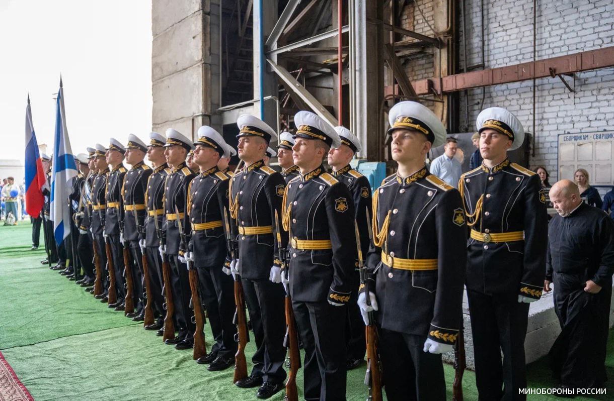 На заводе "Янтарь" в Калининграде состоялась торжественная закладка большого десантного корабля "Сергей Кабанов". БДК проекта 11711 предназначен для высадки десанта, перевозки техники и оборудования, уточнили в Минобороны России. На нем могут поместиться 13 основных танков, 36 БТР или БМП, либо 300 военнослужащих десанта.