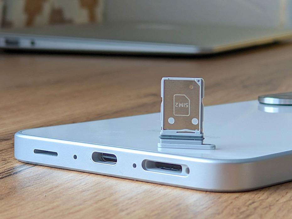 Операторы вводят дополнительную плату за мобильный интернет Российские мобильные операторы начали уведомлять клиентов о введении платы за безлимитный интернет До сих пор опция нередко была включена в тариф либо предоставлялась как бонус но теперь становится платной Например Мегафон вводит плату за услугу безлимитного мобильного интернета 25 и 99 рублей в месяц в зависимости от тарифа Клиенты которых это не устраивает могут отключить безлимит и пользоваться пакетом но вернуть опцию потом уже не получится Абоненты Билайна тоже получили оповещения с 1 января безлимитный интернет для них стоит 4 5 рубля в сутки то есть 135 рублей в месяц Эксперты опрошенные изданием считают что таким образом операторы компенсируют себе расходы на ценовую конкурентную войну а также повышение НДС до 22 А еще они хотят подтолкнуть клиентов к более выгодным для оператора пакетным тарифам и заодно снизить нагрузку на сеть iguides