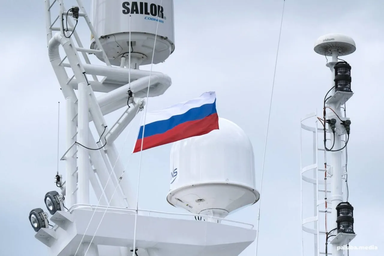 Еще одно новое судно в краболовном флоте Сегодня 5 мая в Санкт Петербурге на первом серийном краболове процессоре проекта КСП01 Кильдин поднят Государственный флаг Эксплуатировать судно планируется в Северной Атлантике и арктических морях Краболовы процессоры проекта КСП01 предназначены для промысла краба на глубинах от 20 до 400 метров и производства замороженной продукции в море Напомним что головной краболов этой серии Вайгач был передан заказчику в 2023 году Фото Медиапалуба флот инвестквоты