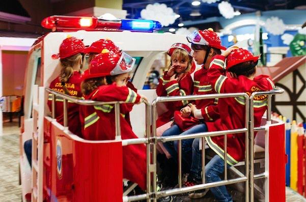 В Госдуме призвали запускать детские профориентационные программы Формировать специалистов следует как можно раньше Надо приучать детей к труду чтобы они понимали ценность денег Таким мнением в эфире радиостанции Говорит Москва поделился председатель комитета ГД по труду социальной политике и делам ветеранов Ярослав Нилов Проблема с трудовой мотивацией у молодых есть Первое надо профориентационные программы запускать с самого детства Смотреть сильные стороны и формировать специалиста практика как можно раньше Второе надо приучать зарабатывать деньги самому понимать ценность этих денег Третье с уважением относиться к требованиям к желаниям современного подрастающего поколения Это декларируется Международной организацией труда Сегодня молодёжь хочет гибкости хочет динамичности хочет хороших зарплат а хороший специалист стоит дорого хочет честной конкуренции и тогда готова развиваться Но самое главное не мешать Поддержать   govoritmoskva ru news 477813