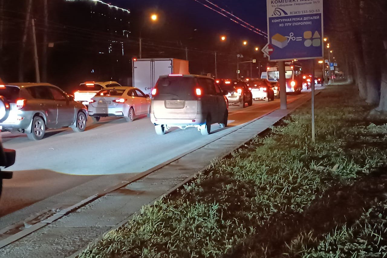 Новосибирским автомобилистам запретят ездить налево Запрет левых поворотов на загруженных магистралях улучшит ситуацию с пробками считают в мэрии Строительство дополнительных полос для поворотов оптимизация работы светофоров максимальное использование площади дорожного полотна О малозатратных способах борьбы с пробками рассказал первый заметить мэра Иосиф Кодалаев на оперативном совещании в мэрии 28 октября Радикально решить ситуацию с пробками можно только путем строительства развязок Однако в условиях экономии бюджета строить сложные инфраструктурные объекты проблематично Поэтому ищем способы улучшить дорожную ситуацию без капитальных вложений пояснил заместитель мэра Способ избавить город от пробок сокращение левых поворотов Машины встающие на левый поворот затрудняют движение прямо Так например после отмены левого поворота на перекрестке Северного проезда и улицы Сибиряков Гвардейцев поток по Сибиряков Гвардейцев поехал значительно быстрее