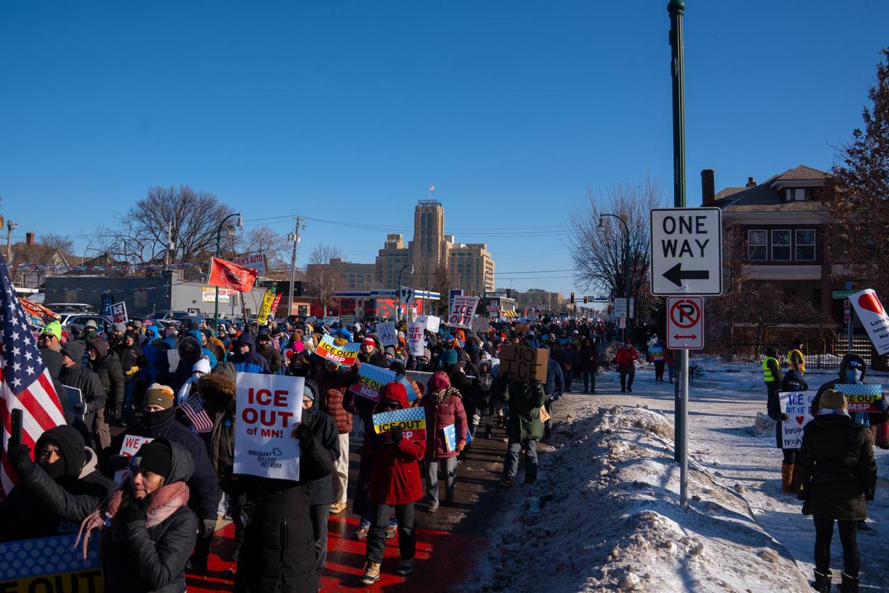 В США начался частичный шатдаун В полночь работа правительства приостановилась из за истечения временного бюджета Как ожидается кризис удастся преодолеть на следующей неделе Одновременно с этим сенат одобрил пакет законопроектов о финансировании ключевых ведомств которые будут работать до конца сентября Нижняя палата конгресса рассмотрит документы 2 февраля Если их оперативно одобрят и их подпишет президент Дональд Трамп то шатдаун прекратится в тот же день На фото протесты в Миннесоте Подписаться на Говорит Москва Telegram VK MAX