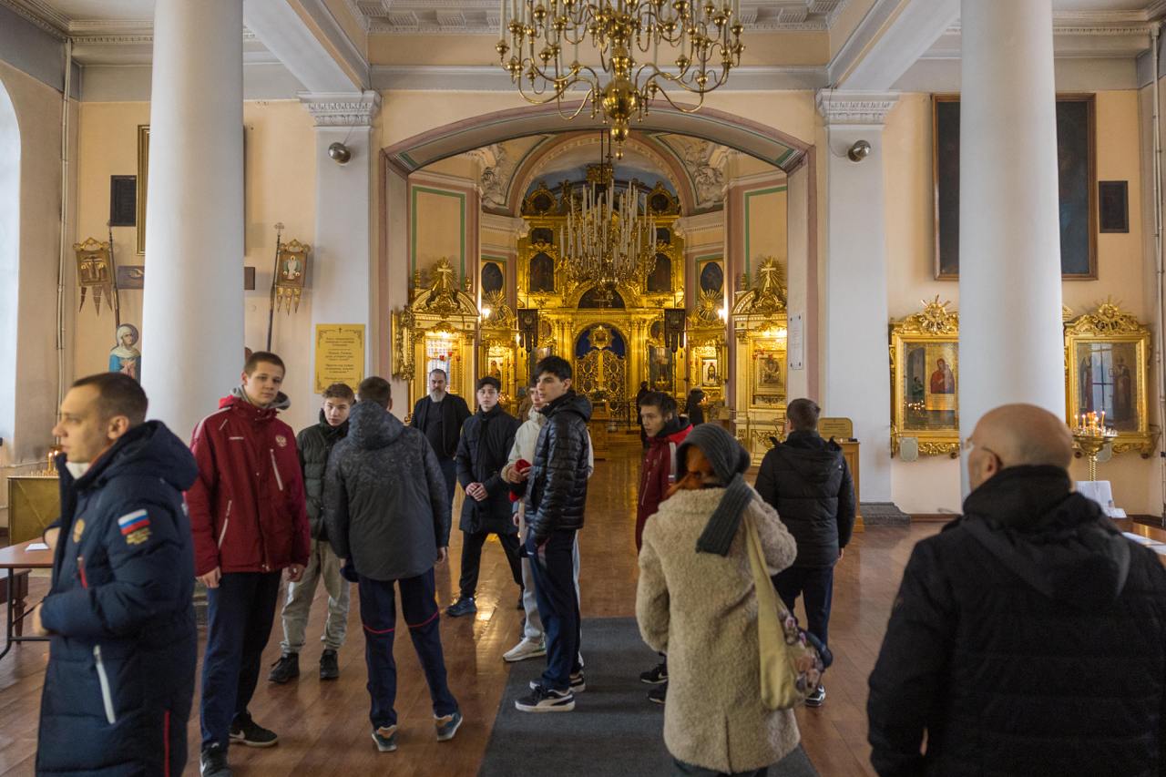 В Санкт-Петербурге для юношеской сборной команды России прошла экскурсия в Соборе Владимирской Иконы Божией Матери   Экскурсию провёл большой друг российского бокса иерей Александр Гутник. Он рассказал об истории храма и людях, с которыми он связан. Собор в честь иконы Владимирской Богоматери один из старейших в городе на Неве.   Храм был закрыт в 1932 году и его помещения были отданы под книжные фонды Государственной публичной библиотеки для размещения в нем ее филиала — Антирелигиозной библиотеки. В августе 1989 года после 60-летнего отчуждения и запустения Собор Владимирской иконы Божией Матери был передан ленинградской Епархии и вновь открыл свои двери для прихожан.    Отдай свой голос боксу!