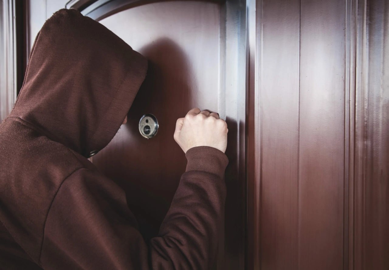 14-летний житель Башкирии впустил в дом грабителя, а тот обнес квартиру. Подросток поверил, что незнакомец - старинный друг мамы. Инцидент произошел в Салавате. Открыв дверь, школьник увидел на пороге малознакомого мужчину. Тот зашел в жилище и забрал телевизор, сотовый телефон и 1000 рублей - сколько нашел, после чего скрылся. Вреда ребенку он не нанес, но сильно напугал. Злоумышленником оказался 38-летний местный житель. В отношении него возбуждено уголовное дело по статье «грабеж».