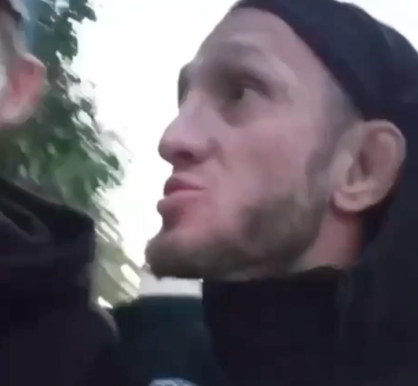 В Перми поздним вечером силовики при поддержке СОБРа задержали блогера из микрорайона Гайва который регулярно провоцировал прохожих и записывал с ними ролики По словам местных жителей мужчина приставал к парням на улице требуя под угрозой расправы произносить на камеру оскорбительные фразы в том числе Слава У не Жизнь чеченцам и Х ворам Горожане жаловались что его выходки сопровождались дебошами и агрессивным поведением а в районе стало небезопасно находиться вечерами После многочисленных обращений в полицию личность блогера установили и его задержали Сейчас он находится в полиции решается вопрос о дальнейшей ответственности Подпишитесь на нас в ТГ MAX ВК Прислать материал