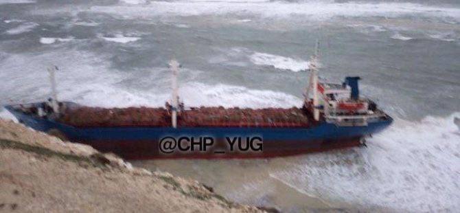 Грузовое судно село на мель в Темрюкском районе У мыса Железный Рог примерно в 50 метрах от берега на мель сел грузовой корабль под флагом Вануату На борту не было груза пострадавших нет Экипаж из 11 человек самостоятельно добрался до берега на спасательных шлюпках Сейчас им оказывают необходимую помощь Кубанские Новости   Мы в MAX