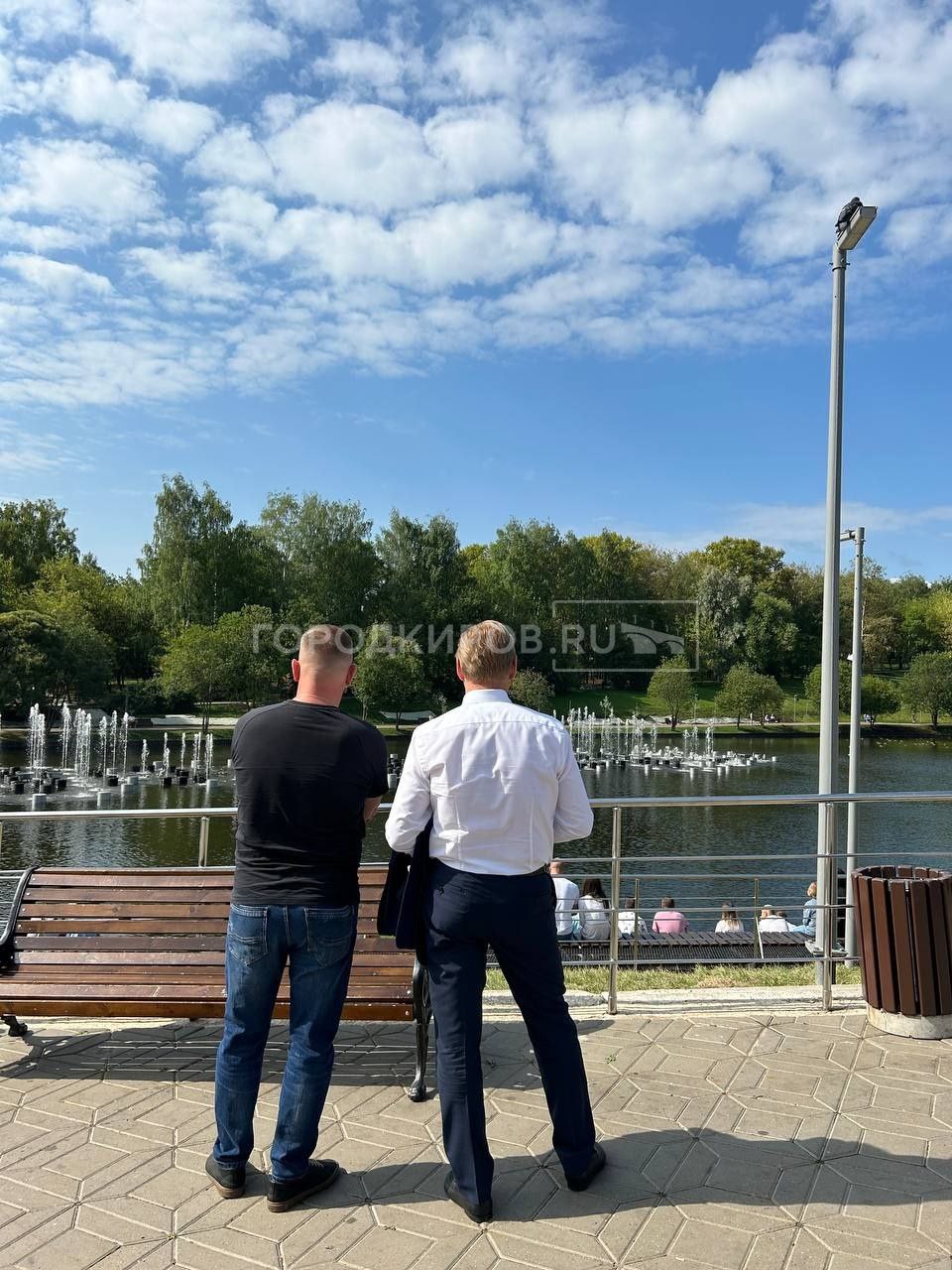 Сегодня запустили фонтан в парке имени Кирова!   Пока что в тестовом режиме, но увидеть водное шоу можно будет почти каждый день.    Глава администрации города Вячеслав Симаков сообщил, что официальное открытие состоится в сентябре.  Город Киров   Новости