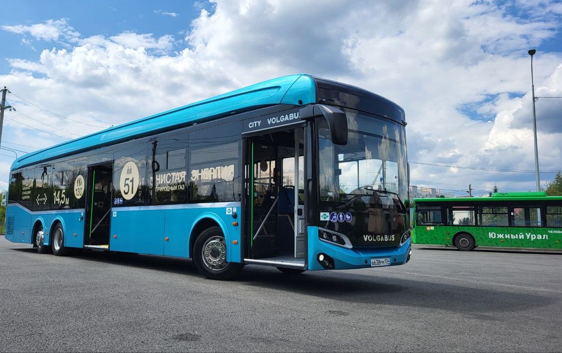 Экспериментальный автобус с 51 сидячим местом запустили в Челябинске В Челябинске вышел на линию новый автобус с увеличенным числом сидячих мест Необычный Volgabus можно встретить на маршруте 4 Мамина парк Гагарина В автобусе на 82 больше посадочных мест по сравнению как с обычным 12 метровым автобусом так и нашей уже полюбившейся 18 метровой гармошкой Его длина 14 5 метра у него три оси то есть он будет выделяться в общей массе автобусов сообщил вице мэр по развитию дорожно транспортной инфраструктуры и цифровизации Дмитрий Агеев Чтобы жители не пропустили экспериментальный транспорт на него надели особенную ливрею не зеленую как у всех городских автобусов а голубую Внимание к новинке привлекают неслучайно Автобус пока не выкуплен для города а работает в тестовом режиме За три недели необходимо разобраться нравится ли такой формат пассажирам от них ждут отзывов которые учтут при общем анализе Подписаться на vecherchel   Поддержать Читать в Мах