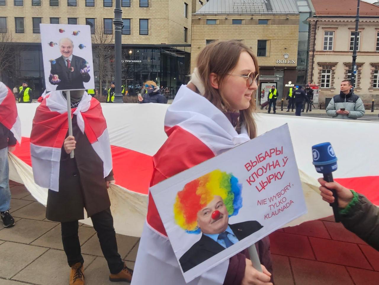 В Беларуси силовики проводят обыски у эмигрантов, участвовавших в протестах за границей  Беларуские силовики начали обыски в домах эмигрантов, которые принимали участие в протестах за пределами страны, приуроченных к президентским «выборам» 26 января. СК Беларуси заявил, что следственные действия проводятся по местам регистрации уехавших граждан.  По данным ведомства, личности около 400 протестующих уже установлены, и все они признаны подозреваемыми по уголовному делу, детали которого не раскрываются. Власти также начали арест имущества, заявляя, что оно может быть использовано для «возмещения ущерба», якобы нанесенного государству.  Кроме того, силовики предупредили эмигрантов о недопустимости участия в новых протестных акциях, запланированных на 25 марта, когда традиционно отмечается «День воли» — годовщина провозглашения независимости Белорусской Народной Республики. Власти угрожают продолжить идентификацию участников зарубежных митингов и привлекать их к уголовной ответственности.  Фото: «Еврорадио»