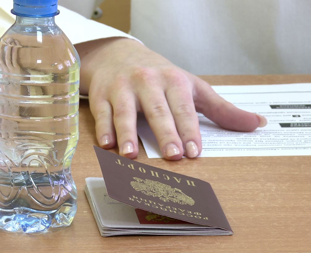 7,7 тысяч выпускников девятых классов в Орловской области сегодня сдают экзамен по русскому языку. Это обязательный предмет. В форме ОГЭ на него заявилось 6750 школьников, 973 человека — в форме ГВЭ государственный выпускной экзамен . Для них организовано более ста пунктов приема экзаменов, половина в школах, половина — на дому. На экзамен отведено 3 часа 55 минут. За это время нужно выполнить 13 заданий. Результаты будут известны 24 июня. Всем удачи! И показать знания на "отлично"!