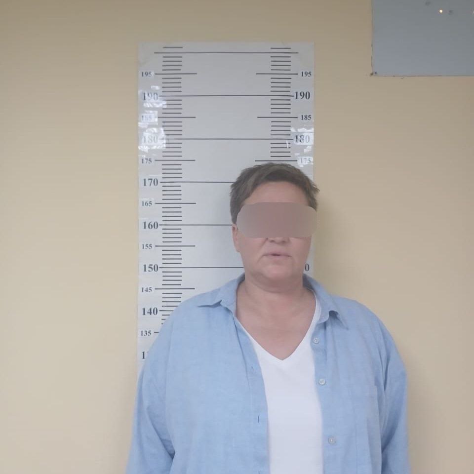 Пьяная 50-летняя женщина устроила дебош в аэропорту Кольцово  Все случилось в ночь на 31 июля в екатеринбургском аэропорту Кольцово. Женщина в состоянии сильного алкогольного опьянения спровоцировала конфликт при посадке на рейс в Сочи. Агрессивно пассажирка начала вести себя еще на земле после замечаний со стороны сотрудников авиакомпании. Она кричала и использовала нецензурную брань, что вынудило персонал отказать ей в перелете.  Правоохранители доставили женщину в отделение полиции для медицинского освидетельствования. Анализ показал 1,01 промилле алкоголя в выдыхаемом воздухе. В результате пассажирка не смогла отправиться в запланированный рейс.  Фото: канал «Транспортная полиция Урала»   «Уральский меридиан»