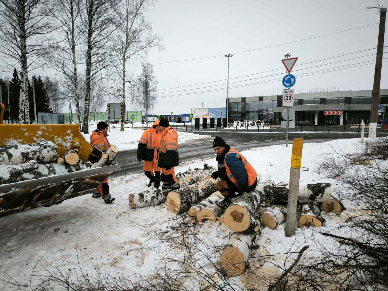 Начался капремонт автомобильной дороги Подъезд к аэропорту «Победилово»   Работы выполняются в рамках национального проекта «Инфраструктура для жизни».   Областная компания «Вятавтодор» приступила к подготовке территории, включая вырубку 13 деревьев с корчевкой пней. В ближайшее время начнутся работы по переустройству и защите коммуникаций, демонтажу и монтажу и наружного освещения.   Согласно условиям контракта на объекте выполнят земляные работы с уширением существующей насыпи и усилением существующего дорожного покрытия, а также устройство новой дорожной одежды.   Будут обустроены тротуары шириной пешеходной части 2 метра, установлены две автобусные остановки с устройством остановочных и посадочных площадок и автопавильонов, а также устроены съезды.   Для обеспечения безопасности пешеходного движения на тротуарах предусмотрено устройство оцинкованного пешеходного ограждения. Помимо этого, будут установлены дорожные знаки, нанесена новая дорожная разметка и установлено тросовое ограждение.   Как пояснили в минтрансе Кировской области, протяженность ремонтируемого участка 1,086 км. Срок окончания работ по контракту 31 августа 2025 года, однако планируется завершить все работы досрочно.  – Мы продолжаем модернизацию аэропорта Победилово, начатую по поручению губернатора Александра Соколова к юбилею Кирова. Впереди предстоят работа по расширению дороги, а также обновление взлетной полосы. Так что продолжаем создавать комфортные условия в Победилово для наших жителей и гостей региона, – отметил первый зампред правительства Кировской области Алексей Жердев.