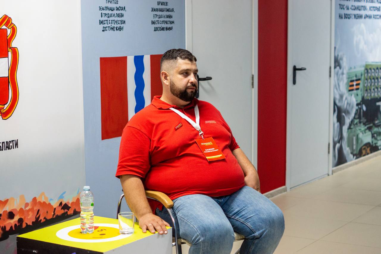 Финалисты конкурса «ПРОдвижение Героев» стали гостями  межрегионального форума «РИТМ»  В детском лагере «Орленок» состоялась встреча молодежи – участников форума «РИТМ» – с ветеранами специальной военной операции, участниками проекта «ПРОдвижение Героев». Ветераны СВО провели мастер-классы по сборке-разборке автомата Калашникова, научили работать с картой и компасом. Ветеран специальной военной операции Алексей Касаткин поделился личным опытом, рассказал о реальных событиях на передовой и ответил на вопросы молодежи.  Он отметил высокий уровень подготовки и заинтересованность молодежи.