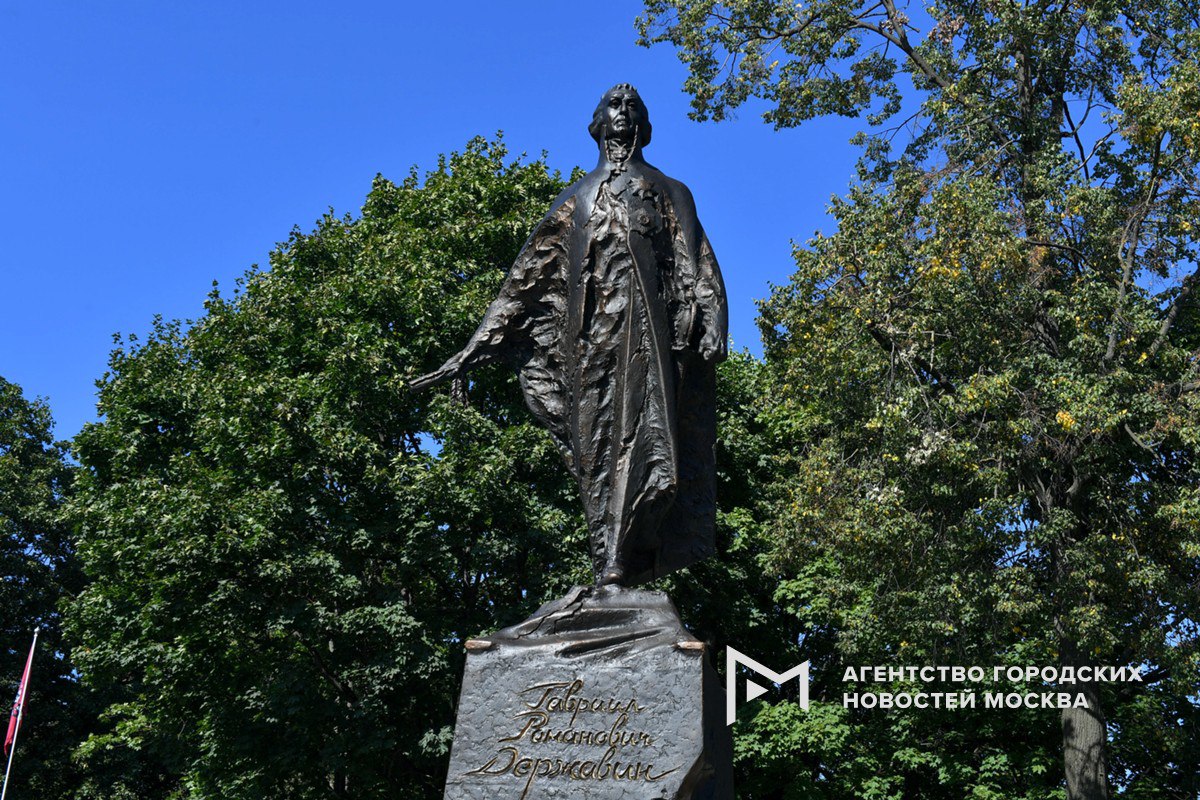 Памятник государственному деятелю и русскому поэту эпохи просвещения, первому министру юстиции Российской империи Гавриилу Державину открыли у входа в столичный парк «Останкино».    «Москва»