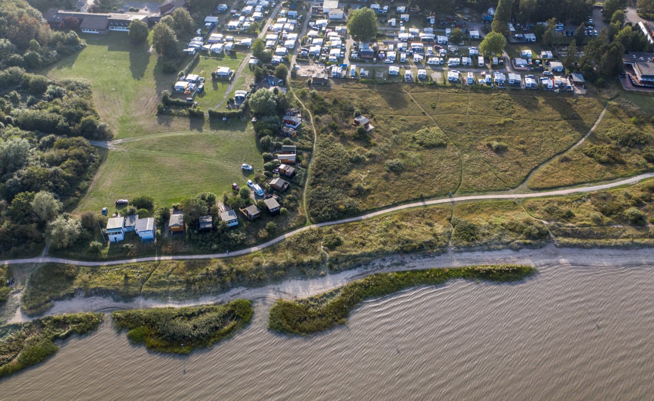 Для реки Амур создают цифрового двойника Работу ведут ученые из Политехнического института Тихоокеанского государственного университета ТОГУ Исследователями уже подготовлены нейросетевые модели которые распознают на снимках водную поверхность и объекты в прибрежной зоне   В процессе используются данные полученные в ходе лазерного сканирования и аэрофотосъемки с беспилотников а также данные гидролокации с надводного аппарата Это позволит прогнозировать смещение прибрежной линии обнаруживать несанкционированные постройки в природоохранной зоне оценивать состояние лесополосы Цифровой двойник будет полезен также для речной навигации и рыболовства реализации проектов в сфере экологии и береговой защиты Цифровое строительство MAX цифровыедвойники наука хабаровск