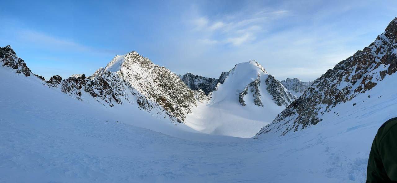 Турист из Швейцарии отправится покорять гору Победа Якутия продолжает привлекать иностранных туристов своей дикой природой Турист из Швейцарии Мацей Беста Збигнев планирует в одиночку покорить гору Победа в условиях февральских морозов Путешествие будет комбинированным часть маршрута он пройдет на снегоходе на лыжах и пешком Высота горы Победа 3003 метра Мацей Беста имеет альпинистский опыт и ранее совершал одиночные экспедиции Он зарегистрировался в Службе спасения прошёл инструктаж по безопасности и будет выходить на связь через спутниковую связь передавая данные о своём местонахождении Фото Служба спасения   YakutiaMedia Новости Якутии