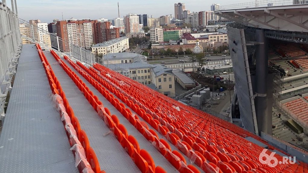 В Екатеринбурге в четвертый  !  раз попытаются разобрать трибуны Центрального стадиона   Временные зрительские места построили к Чемпионату мира по футболу, чтобы стадион соответствовал нормам FIFA — по правилам он должен вмещать 33 тысячи зрителей.   Убрать конструкции собирались еще в 2018 году, но решили оставить для летней Универсиады. Министр спорта Свердловской области Леонид Рапопорт пообещал, что трибуны разберут в 2024 году, но к работам ещё даже не приступили.   Демонтаж займет целый год и обойдется в 877 миллионов рублей. Власти региона рассчитывают привлечь на это федеральный деньги