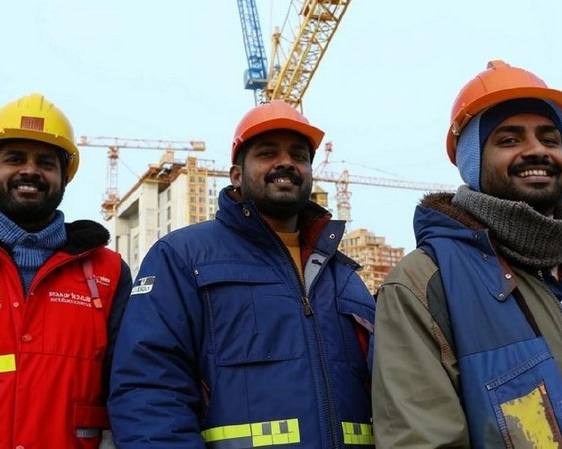 Россия и Индия готовят соглашение о защите прав индийских мигрантов Москва и Нью Дели разрабатывают соглашение о гарантиях прав индийских трудовых мигрантов в России пишет The Economic Times Документ могут подписать во время декабрьской встречи Владимира Путина и Нарендры Моди Сейчас индийские рабочие в России заняты в строительстве и текстильной промышленности но растёт спрос и на специалистов в машиностроении и электронике Издание прогнозирует что число индийцев работающих в РФ в ближайшие годы заметно увеличится    Реклама Подписывайтесь на NEWSVL