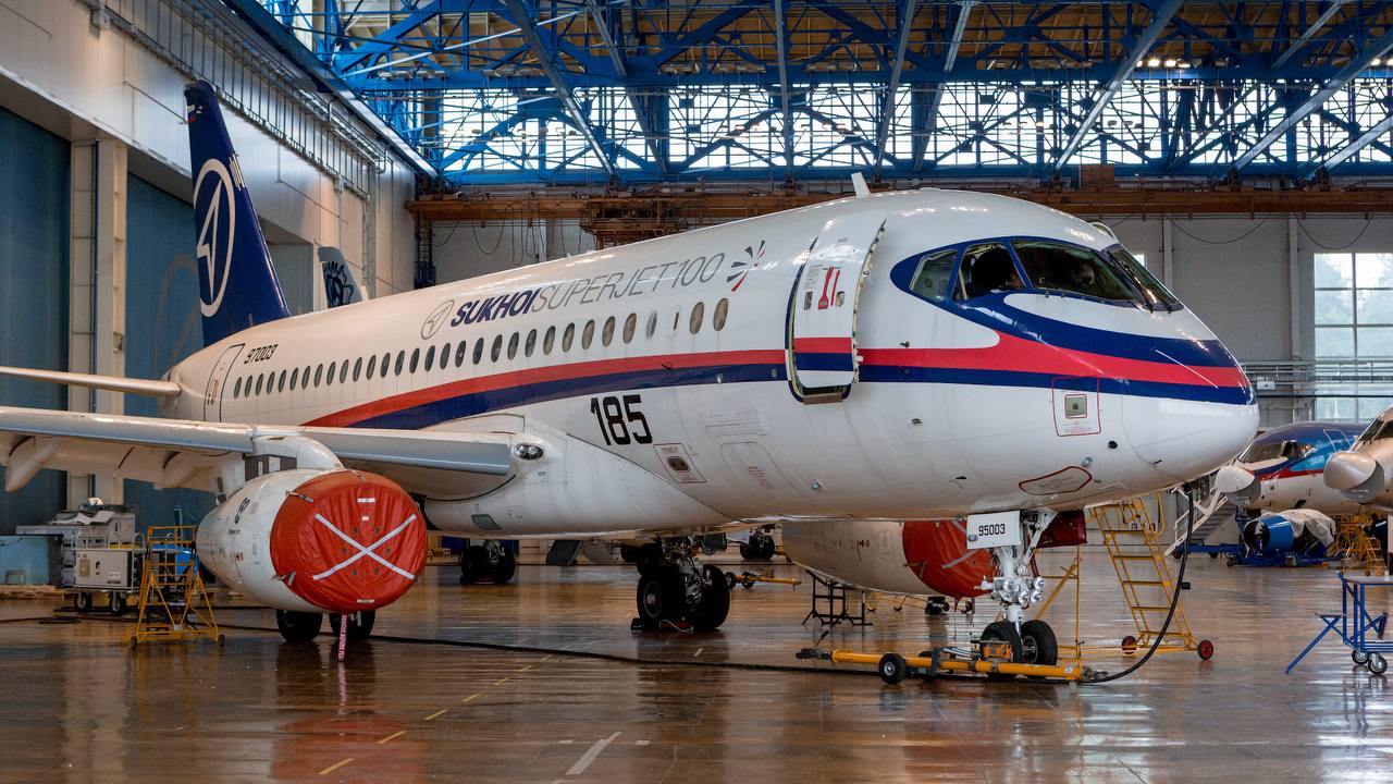 Власти в 1 5 раза урезали расходы на производство и ремонт гражданских самолётов в 2026 году с 139 до 85 млрд рублей Господдержку российских авиакомпаний на обновление парков самолётов снизили до нуля Затраты на выпуск и ремонт кораблей упали более чем вдвое с 75 до 32 млрд следует из проекта бюджета РФ Всё это скажется на ценах на авиабилеты и безопасности путешествий nul1biz