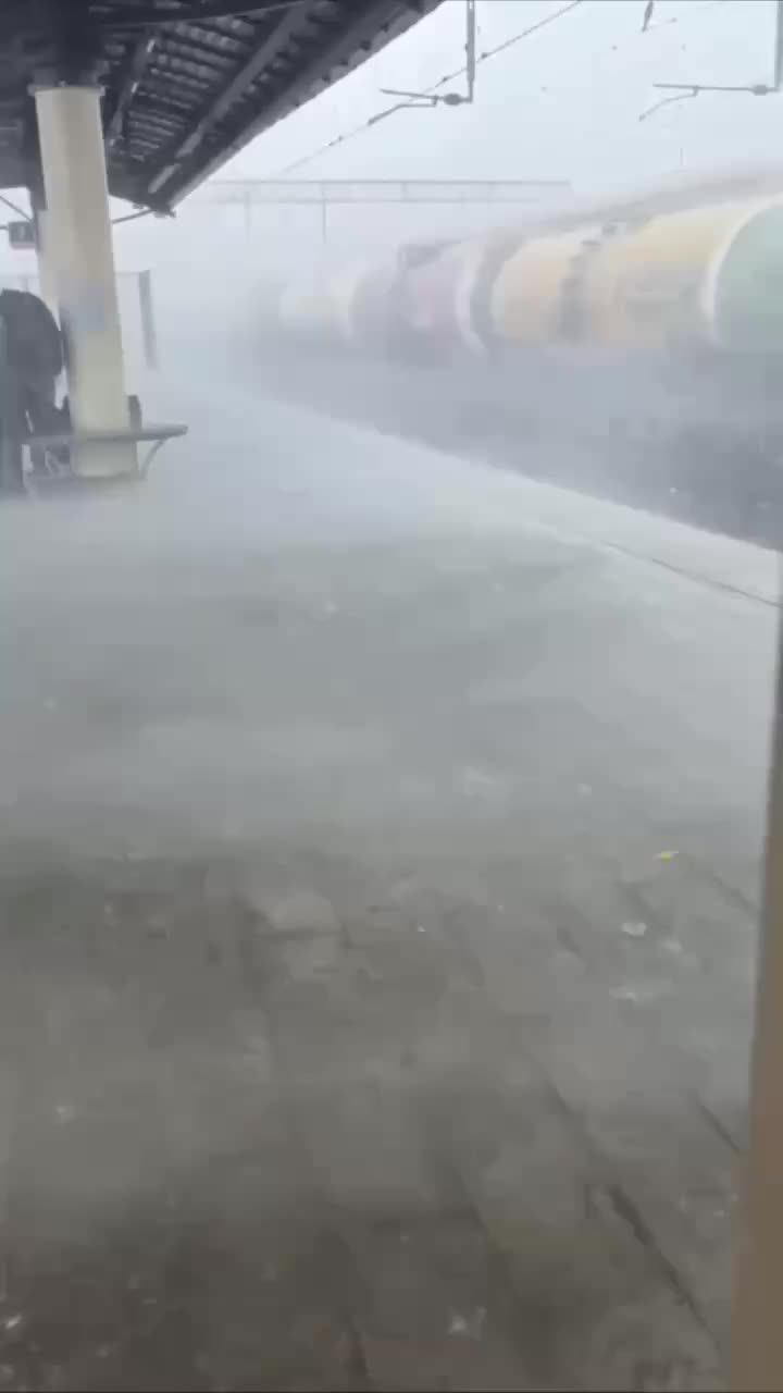 МЧС предупреждает о сильном дожде и ветре в Москве
