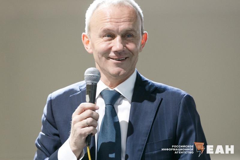 Бывшего свердловского вице губернатора Олега Чемезова могут задержать Как пишут наши коллеги из 66 RU Чемезова вызвали на допрос из за деятельности компании Навигатор Источник издания не исключил что после допроса бывшего вице губернатора могут задержать Уголовное дело на Чемезова было готово Ему дали доработать губернаторскую кампанию подтвердил следственные действия источник ЕАН Напомним что Олега Чемезова отправили в отставку 25 сентября Сам он фигурирует в иске Генпрокуратуры России о деприватизации активов Облкоммунэнерго Его супруга Ирина Чемезова находится под домашним арестом по уголовному делу о мошенничестве EanNews