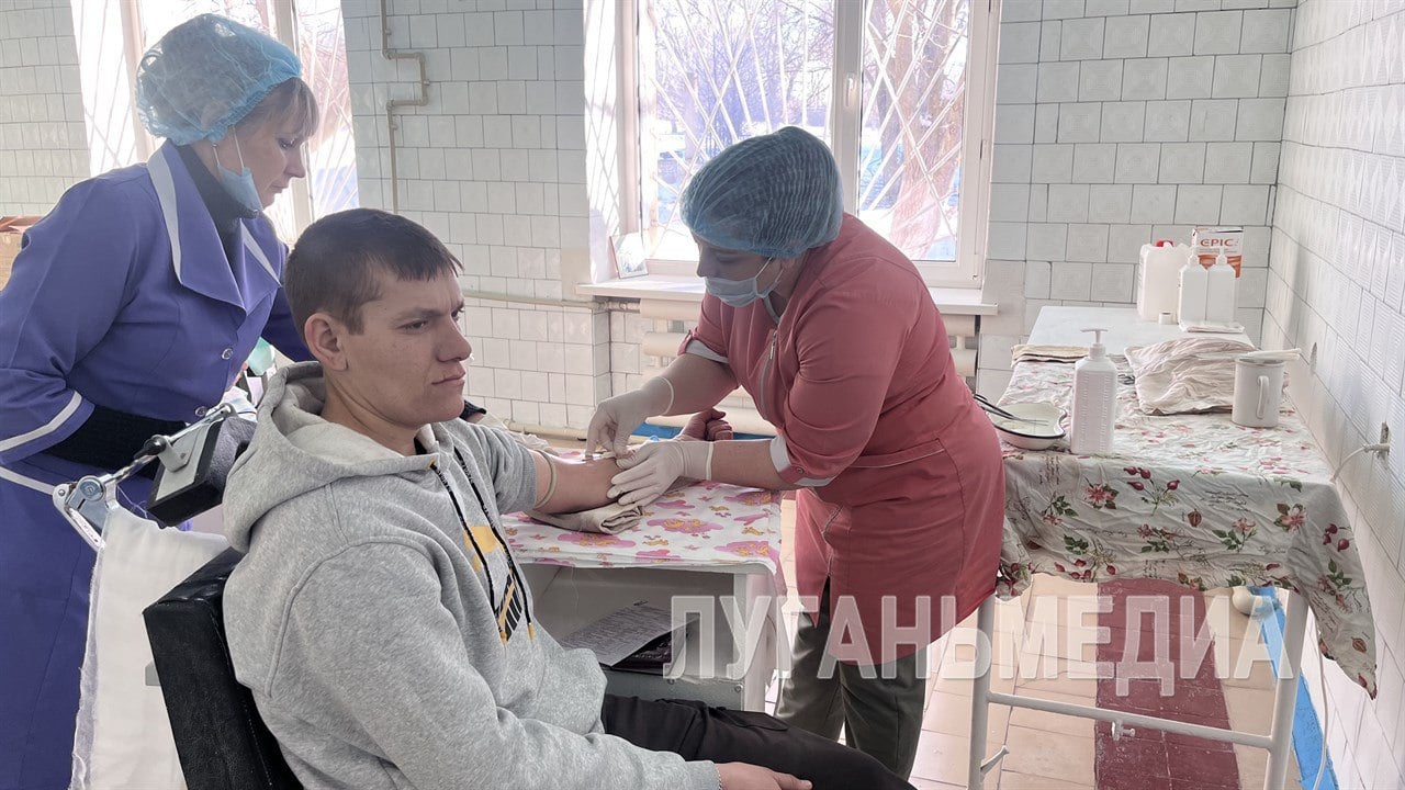 В Перевальске прошла акция донорства крови в поддержку военнослужащих   В проекте «Zа наших» приняли участие около десяти представителей местного отделения партии «Единая России».   Исполнительный секретарь местного отделения партии «Единая Россия» Евгений Науменко подчеркнул значимость подобных инициатив, отметив, что каждая сданная кровь – это вклад в спасение жизней тех, кто защищает страну. Он сам неоднократно участвовал в донорских акциях.   Процедура забора крови, как отметила старшая медсестра Ольга Калицкая, проходит быстро и безболезненно, занимая всего 5-7 минут. Она включает стандартные процедуры: наложение жгута, обработку кожи антисептиком и использование стерильных одноразовых инструментов. Донору потребуется несколько раз сжать и разжать кулак.    Подробнее читайте в газете «Наша Народная трибуна» №7 от 27.02.2025            Вконтакте       Одноклаcсники