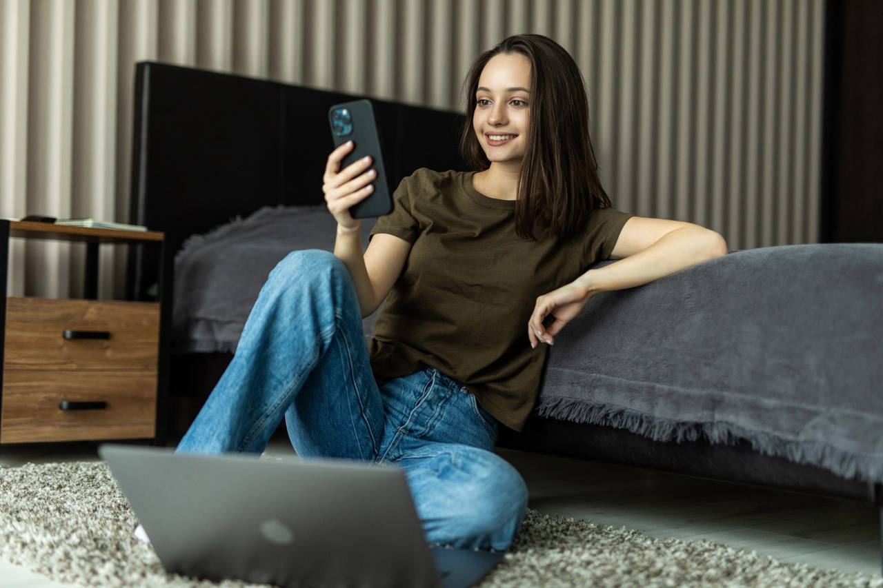 ChatGPT, Netflix, Airbnb: МТС запустила сервис для оплаты 50 зарубежных онлайн-платформ   Жители Кубани и других регионов теперь могут легально оплачивать иностранные цифровые сервисы через МТС. Компания расширила возможности платформы «МТС Оплата», запустив отдельный сайт для покупки подписок на зарубежные онлайн-сервисы, включая нейросети, стриминги и инструменты для работы.   Ранее через «МТС Оплату» можно было вносить платежи в основном за зарубежные игры. Сейчас список расширен до 50 популярных платформ — от ChatGPT и Midjourney до Netflix и Amazon.   Новый сервис делится на категории:   Искусственный интеллект: ChatGPT, OpenAI, LeonardoAI, Midjourney, CursorAI;   Развлечения: Spotify, Netflix, Twitch, AppStore и другие;   и обучение: Zoom, Microsoft 365, Notion, Figma;   Совместная работа: Miro и другие онлайн-доски;   Электронная коммерция: Amazon, Ebay;   Туризм: бронирование жилья через Airbnb.   Процесс простой: пользователь заходит на сайт «МТС Оплата», выбирает нужный сервис, тариф и указывает свою почту. На неё поступает инструкция по активации. После этого происходит перенаправление в банковское приложение. Платёж осуществляется через СБП с карт любого российского банка. Заказ обрабатывается в течение нескольких минут. Сервис ориентирован на тех, кто использует международные платформы в обучении, бизнесе и личных целях.НравитсяОтветить