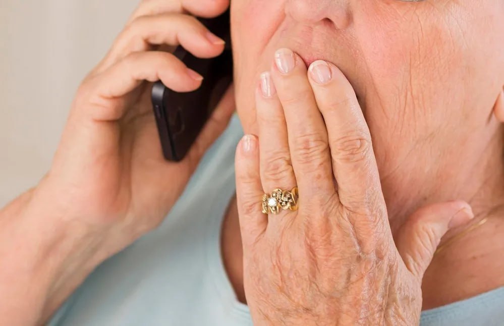 Мошенники пугают россиян блокировкой пенсий Пенсионеру приходит сообщение якобы от Социального или Пенсионного фонда России В сообщении содержится ложное утверждение о блокировке пенсии Целью этого является заставить человека в панике перейти по ссылке на фишинговый сайт копирующий интерфейс Госуслуг и ввести свои паспортные данные СНИЛС ИНН и что самое критичное СМС коды Таким образом мошенники получают доступ к личному кабинету потерпевшего На следующем этапе аферисты имитируют сообщения от правоохранительных органов и убеждают жертву перевести деньги на так называемый безопасный счёт или обналичить сбережения и передать их курьеру якобы для помощи следствию  Как напомнил аналитик Галактион Кучав важно помнить что Пенсионный фонд как отдельная структура не существует с 2023 года и любые письма от его имени подделка Подписаться на truekpru Читать нас в MAX