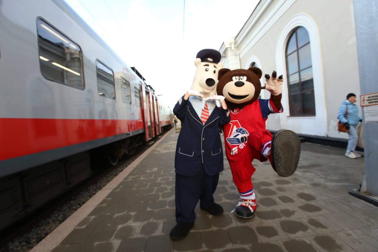 Возвращается Электричка болельщиков между Костромой и Ярославлем Первые рейсы запланированы на дни домашних матчей Локомотива 5 9 и 22 сентября В пути следования предусмотрены остановки на станциях Сахареж и Нерехта Расписание   отправление из Костромы в 16 50 прибытие на вокзал Ярославль Московский в 18 13 отправление из Ярославля с Московского вокзала в 23 17 прибытие в Кострому в 00 45