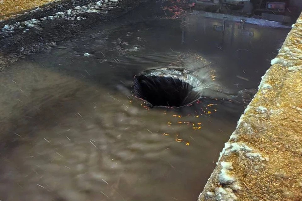 В Петербурге на Октябрьской набережной произошла авария с утечкой воды Вечером 26 января в Невском районе на Октябрьской набережной произошло значительное затопление дороги из за прорыва трубы с холодной водой Сильная утечка была оперативно локализована ремонтной бригадой ГУП Водоканал Санкт Петербурга прибывшей на место происшествия в 19 40 Сотрудники водоканала продолжают обследование и принимают необходимые меры по отводу воды в канализационные системы для предотвращения повторного затопления Петербург НевскийРайон Авария Водоканал Piter News 24 Подписаться