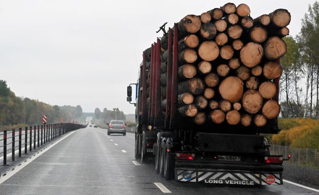 Экспорт продукции ЛПК осложнился из за нехватки иностранных водителей Лесопромышленники использующие автотранспорт для экспорта столкнулись со сложностями с вывозом продукции на рынки соседних стран из за изменения миграционного законодательства После снижения со 180 до 90 дней срока пребывания в России без визы водители транспортных компаний из стран ближнего зарубежья успевают сделать не более трех рейсов в год Участники сектора уже отмечают в связи с этим ухудшение финансовых показателей и планируют обращение в правительство Сокращение срока безвизового пребывания в России для иностранных граждан вдвое до 90 дней в год привело к проблемам с экспортом продукции лесопромышленного комплекса ЛПК автотранспортом рассказали участники отрасли По их словам после внесения поправок в закон О правовом положении иностранных граждан в РФ в конце июля многие иностранные водители не могут въехать в Россию так как исчерпали квоту Прежде всего речь идет об автосообщении со странами ближнего зарубежья Грузией Арменией Узбекистаном и Таджикистаном