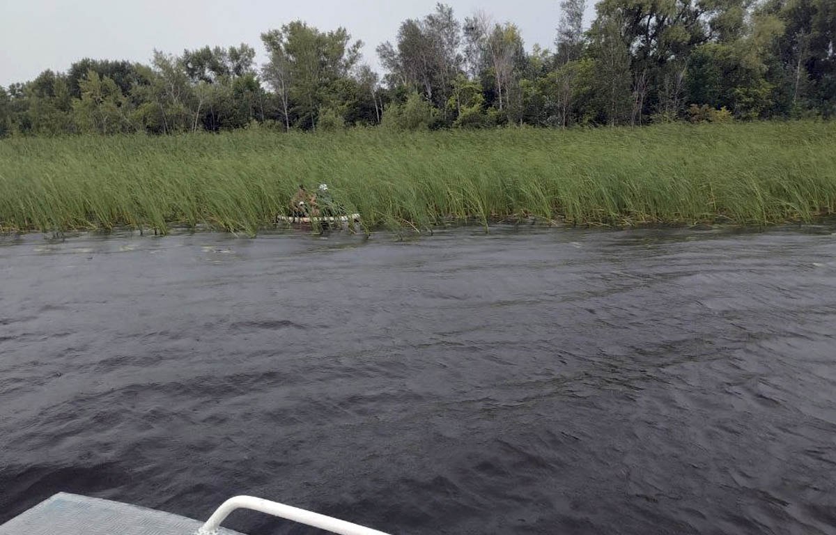 В Сызранском районе сильный ветер унес двух человек на сапборде Мужчина и женщина, оказавшиеся в 1,5 км от берега, вызвали спасателей. На помощь паре выехал катер из Октябрьска. — Терпящих бедствие взяли на борт спасательного катера и доставили до берега на сушу. В 18:55 спасательные работы были окончены, — рассказали в поисково-спасательной службе Самарской области. SOVAINFO Прислать новость Больше новостей — на sovainfo.ru