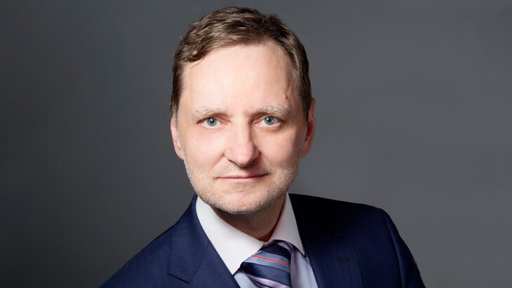 Доценту Бауманки продлили СИЗО на 6 месяцев за возбуждение ненависти украинскими песнями Александра Нестеренко задержали 5 сентября 2024 года по подозрению в возбуждении ненависти и вражды по признаку национальности с угрозой применения насилия п а ч 2 ст 282 УК РФ Поводом преследования послужили записи в ВК клипы и песни украинских групп Ми ростем Запалимо з ранку Україна переможе Зродились ми великої години и Батько наш Бандера Україна мати По мнению силовиков и результатам психолого лингвистической экспертизы которые Нестеренко успел опубликовать на своей странице перед задержанием в тексте песен содержатся призывы к насильственным действиям в отношении русских Сегодня в Люблинском суде Москвы началось рассмотрение уголовного дела по существу На нем прокуратура ходатайствовала о продлении меры пресечения на полгода Суд его удовлетворил В ходе судебного заседания Нестеренко произнес речь характеризуя свое уголовное преследование Изображают бурную деятельность рядом с этими экстремистами и террористами в моем лице в то время как настоящие террористы убивают людей То есть фактически дискредитируют как российскую государственную систему конституционный строй так и наши добросовестные правоохранительные органы Имена всех этих людей есть у вас в деле Ну у нас как я понимаю они и сроками не будут наказаны Думаю получат и поощрение по результатам рассмотрения этого уголовного дела Поэтому хочу подвести итог вы можете думать конечно что я по этому делу обвиняемый Но фактически я являюсь свидетелем который когда нибудь возможно когда будут расследоваться и изучаться преступления этого режима даст необходимые показания Спасибо большое приводит запись речи Нестеренко его группа поддержки Фото соцсети